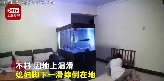 鱼跳出鱼缸 媳妇捡鱼摔倒老公脱下衣服先救鱼！网友：鱼是真爱啊