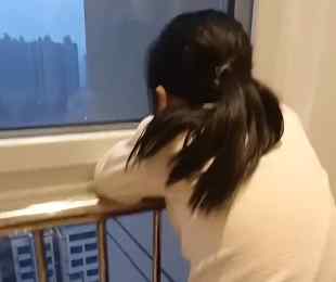女孩趴窗台蹭对面楼动画片看 妈妈近视啥也没看见！网友：自带八倍镜