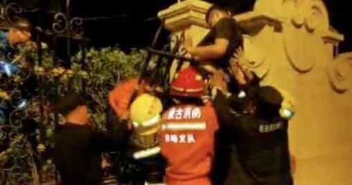 小伙翻越小区围栏被刺穿肚皮不幸身亡 最后姿势让人痛心