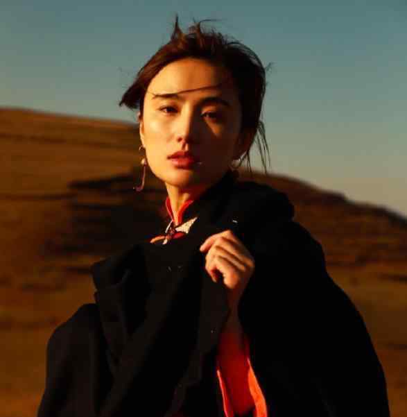 李亚鹏新恋情 李亚鹏深夜牵手彝族姑娘疑似新恋情曝光 女方身份火速被曝光后堪称门当户对