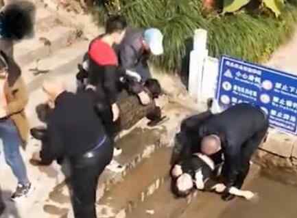 73岁老人跳水救起一家四口 到底发生了什么