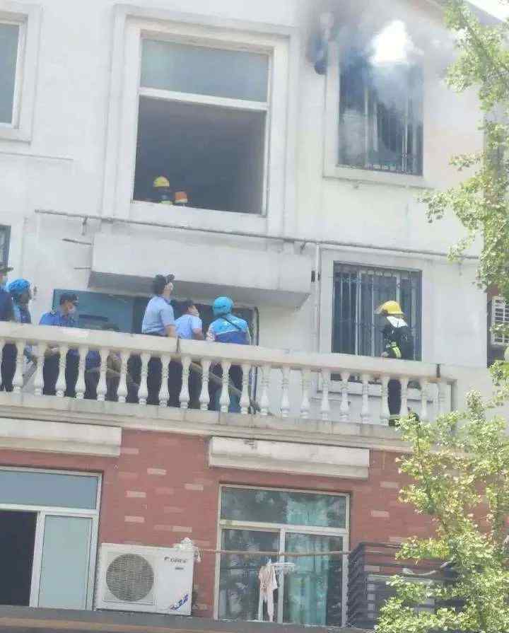 “外卖小哥果然是万能的”杭州一小区着火，8位外卖小哥+1位女骑手冲了上去