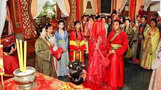 袁伟豪图片 袁伟豪张宝儿喺屋企秘密结婚！细搞婚礼冧到爆！