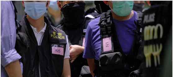 港警配带粉红色卡纸 港媒:"国安处"人员行动呼号卡