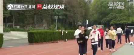 一中学8个体育老师5个是班主任 为什么会这样