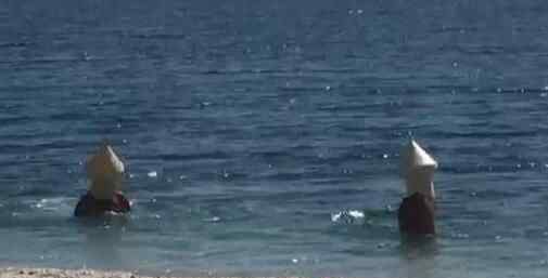 封锁海滩出现两个诡异浮标 镜头拉近一看是俩人在游泳