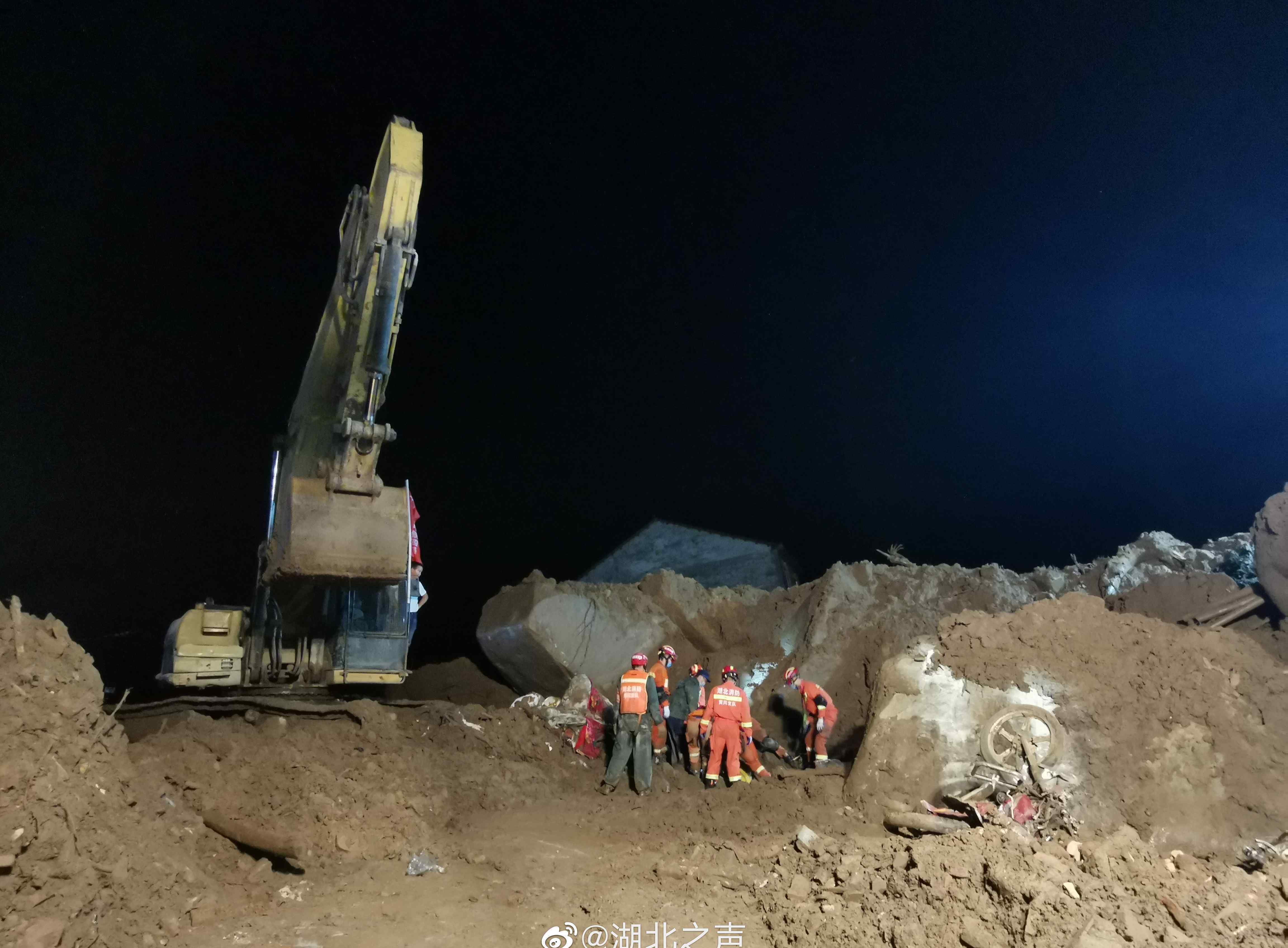 湖北黄梅山体滑坡9人被埋 已搜救出第7、8名被困者