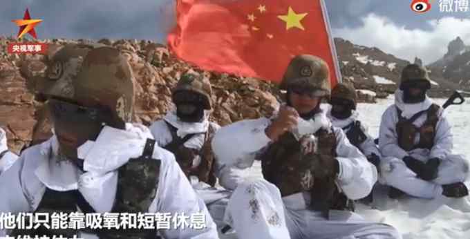 边防战士顶着8级大风缝国旗 这堵“人墙”坚不可摧！看哭网友