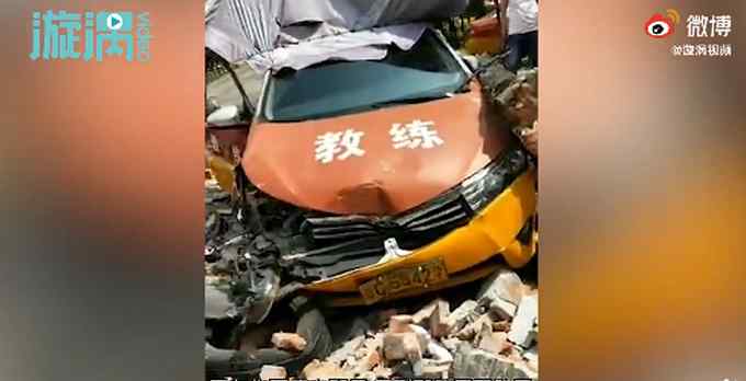 广东大叔开驾校教练车撞破围墙 车头变形严重 现场砖头倒落一地