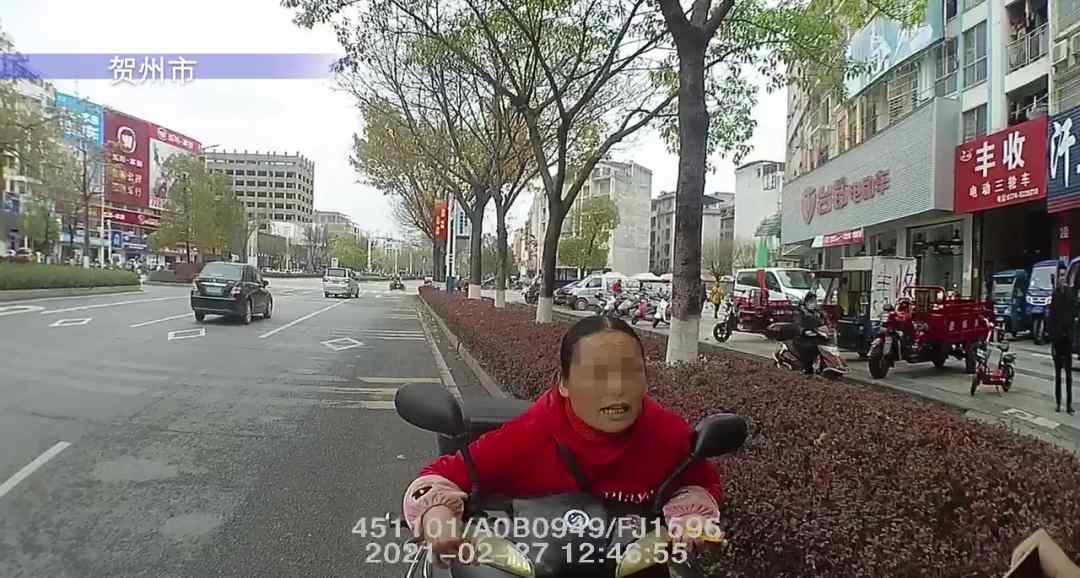 广西一大妈花5000元买的“老司机资格证” 一掏出来交警都惊呆了