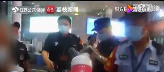 2名女生携带笑气在火车站被查 具体什么情况