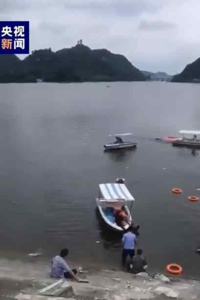 贵州一载有学生大巴车冲进水库 这是怎么回事