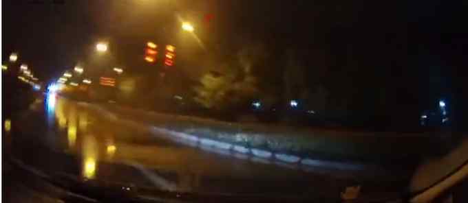 下雨天 萧山小伙一边开车一边听DJ 突然来了个360°漂移