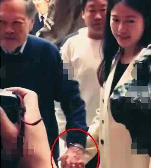 杨振宁的妻子 98岁杨振宁携妻子亮相，结婚16年甜蜜如初，44岁翁帆略显发福