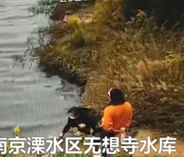 女子系鞋带被同伴推入水库 到底发生了什么