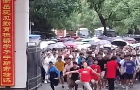 开心到劈叉考生曾获世界亚军 一字马刷爆了微博