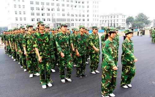 中国电信电话 中国电信24小时客服电话打不通  竟称凌晨1点是话务高峰期