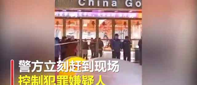 19岁女孩持美工刀抢金店 将14件足金首饰抢走 事情经过真相揭秘！