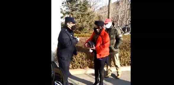 海淀奔驰女闯大门 对着民警辱骂事后主动当面道歉