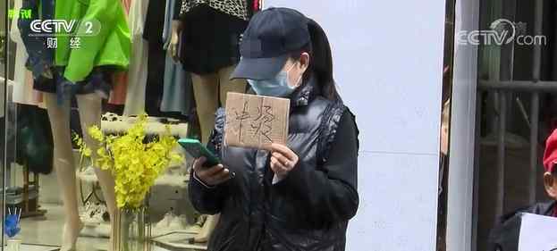 老板排队被工人挑 究竟发生了什么?