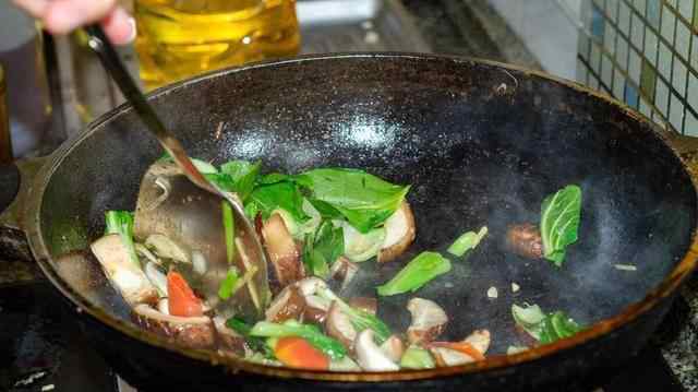 料酒什么时候放 做菜时用料酒，很多人常犯这些错误，记住这几点，以后别再用错了