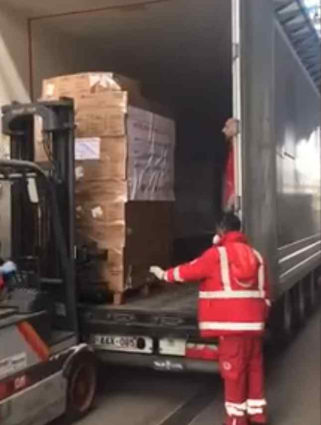 马云捐赠物资紧急抵达两国 网友：捐物资从来没停止过