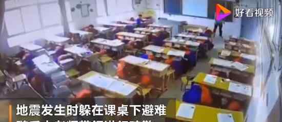 地震瞬间昆明中学生1秒抱头避震 具体怎么回事