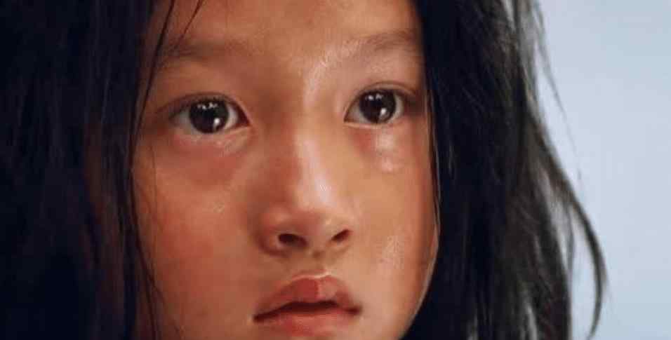 关晓珊 有种“不公平遗传”叫关晓彤家，上帝吻了妹妹的脸，却把姐姐关晓珊遗忘了！