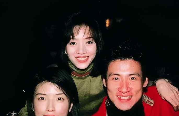 谭江柏 1997年，张学友被20位美女包围亲吻，香港乐坛走向衰落