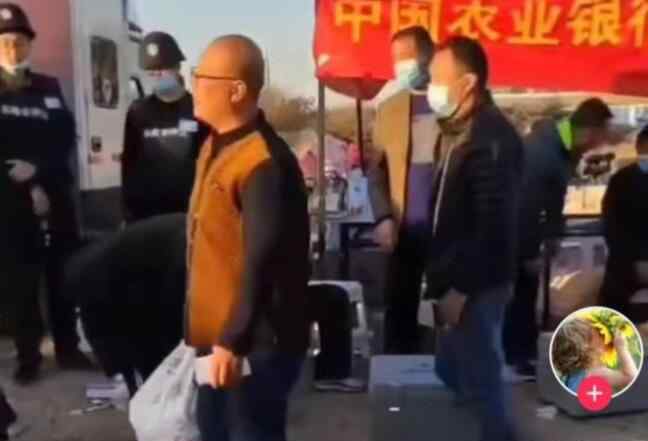 河北村庄发拆迁补偿款现金堆成山 又是别村的