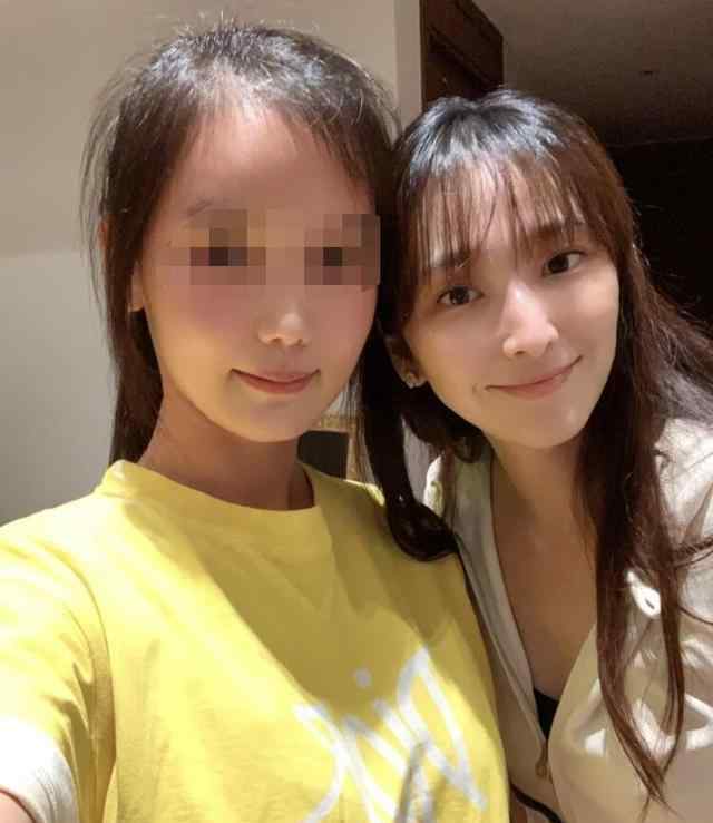 吴佩慈素颜 42岁吴佩慈聚会吃火锅，素颜出镜皮肤像18岁，发际线有点堪忧