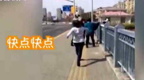 广场舞大妈一把拽回轻生女子 佯装散步靠近 究竟发生了什么?