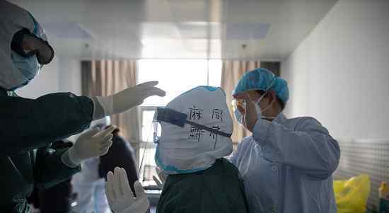 武汉“插管敢死队”抢救病人现场曝光：脸正对病人口鼻背后真相实在让人惊愕