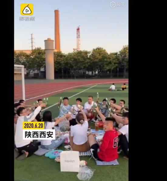 毕业班操场上席地吃散伙饭 网友：这种感觉真好