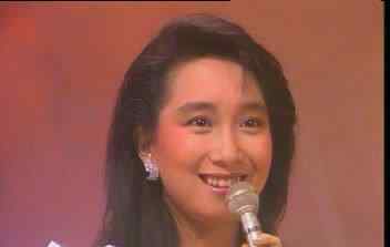 谭江柏 1997年，张学友被20位美女包围亲吻，香港乐坛走向衰落