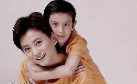 李玲玉儿子 李玲玉21岁儿子近照曝光，阳光帅气母子同框似姐弟