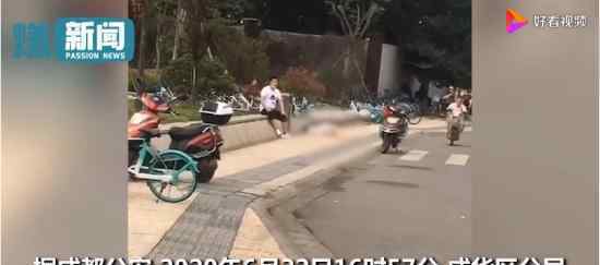 成都一男子公交站外持刀伤人致死 具体什么情况