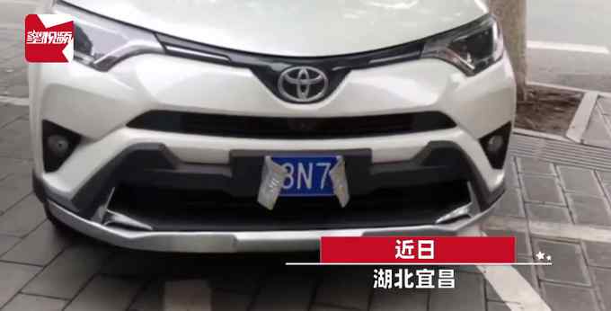 女司机停车不规范 老人竟直接徒手掰弯车牌