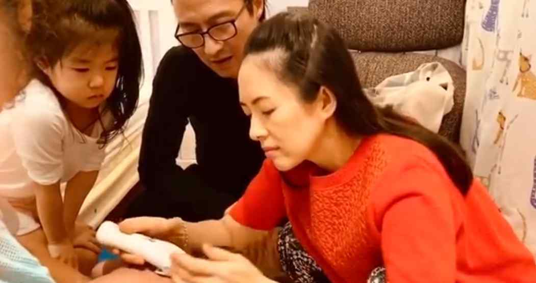 章子怡给儿子剃头 汪峰和女儿醒醒则在一旁围观文章配图
