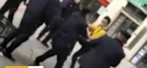 城管殴打配菜员3人被辞退 城管暴力执法令人气愤