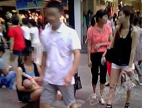 当街喂奶 女子合肥步行街当街喂奶被偷拍 网友炮轰发帖者不懂母爱