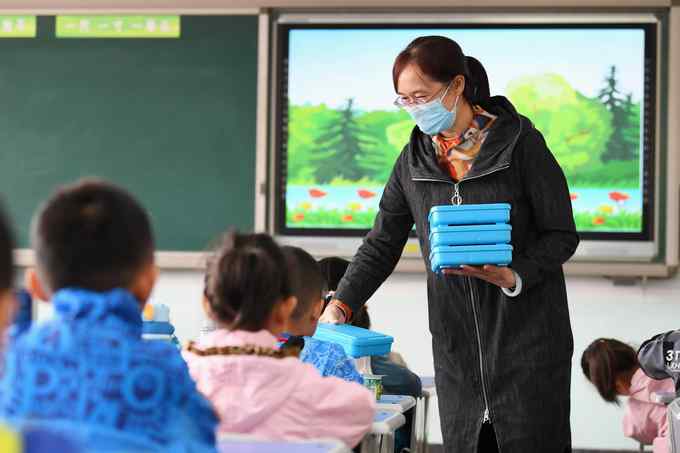 家长苦接送孩子久矣 “三点半难题”何解？