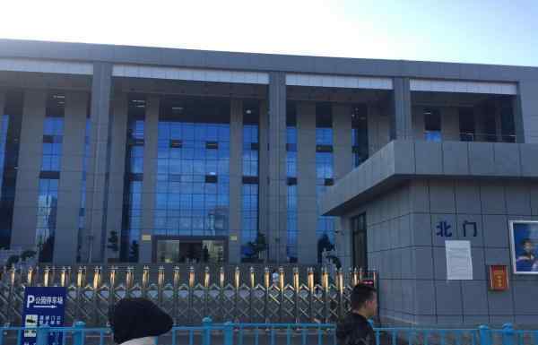文山新闻 云南文山亿万富翁在自家门口被杀，凶手一审被判处死刑：行凶后打电话报警自首