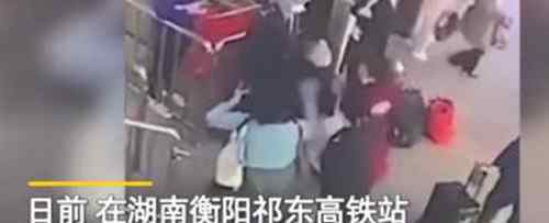 女子火车站被检票员殴打连踹6脚 为什么会这样做