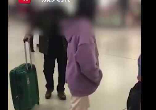 因上错地铁女孩脚踹妈妈 女孩为什么要这样做