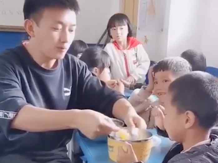 学生考100分老师奖励亲自喂饭 这个又是什么奖励