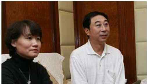 冯巩儿子 59岁冯巩全家近况曝光，原来妻子是他，儿子如今是总裁