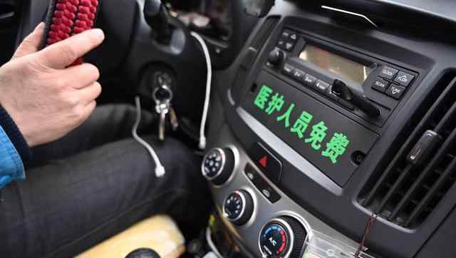 医护人员下班打车回家 下车时的哥举动获赞无数两人对话感人