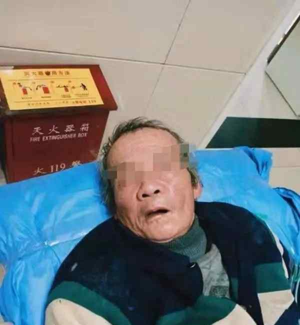 无锡7旬流浪汉衣不蔽体病倒街头 警方查到他身家后被惊呆