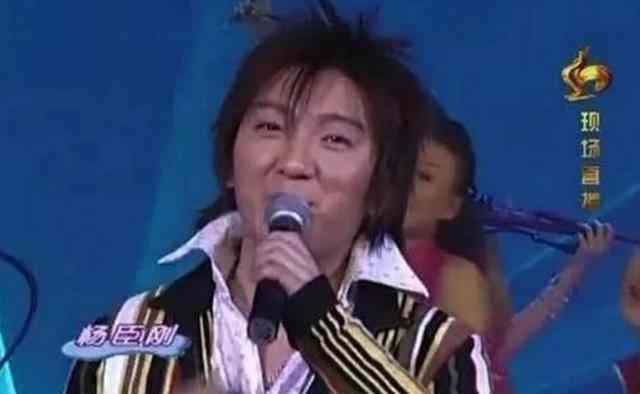 老公pk老婆 靠一首歌赚了2亿，爆红后选择退出娱乐圈，今上百万的豪车随便开